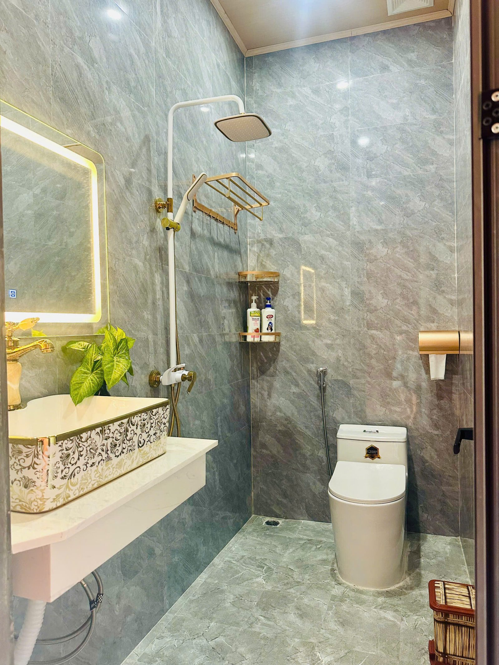 Bathroom in a Ha Giang Loop homestay